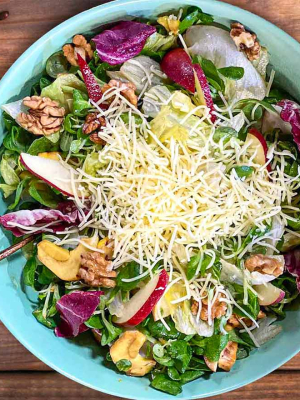 Σαλάτα με μανιτάρια, μήλο και καρύδια