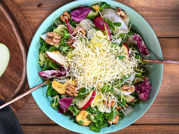 Σαλάτα με μανιτάρια, μήλο και καρύδια