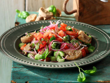 Καλοκαιρινή σαλάτα µε κρίθινο παξιµάδι