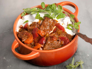 Μοσχάρι µε λαχανικά στην κατσαρόλα και σως γιαουρτιού
