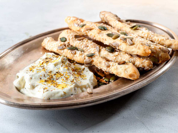 Κριτσίνια πολύσπορα με ντιπ γιαουρτιού