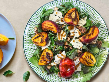 Σαλάτα με ροδάκινα ψητά