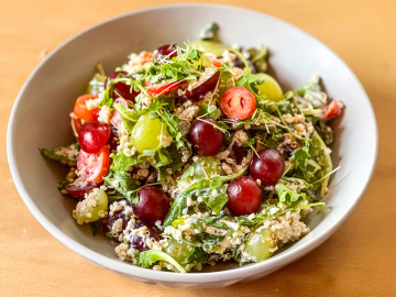 Πράσινη σαλάτα με σταφύλια και κινόα