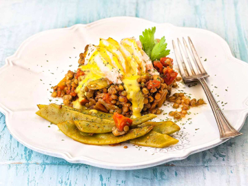 Σολομός με πικάντικες φακές και φασολάκια