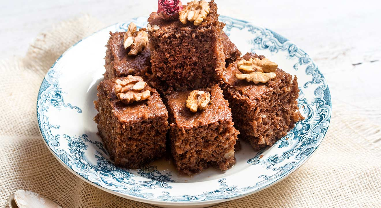 αφρατη καρυδοπιτα με σιμιγδαλι