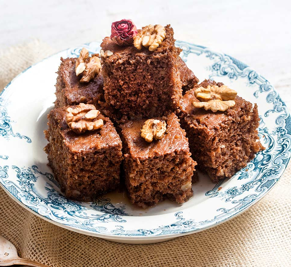 αφρατη καρυδοπιτα με σιμιγδαλι