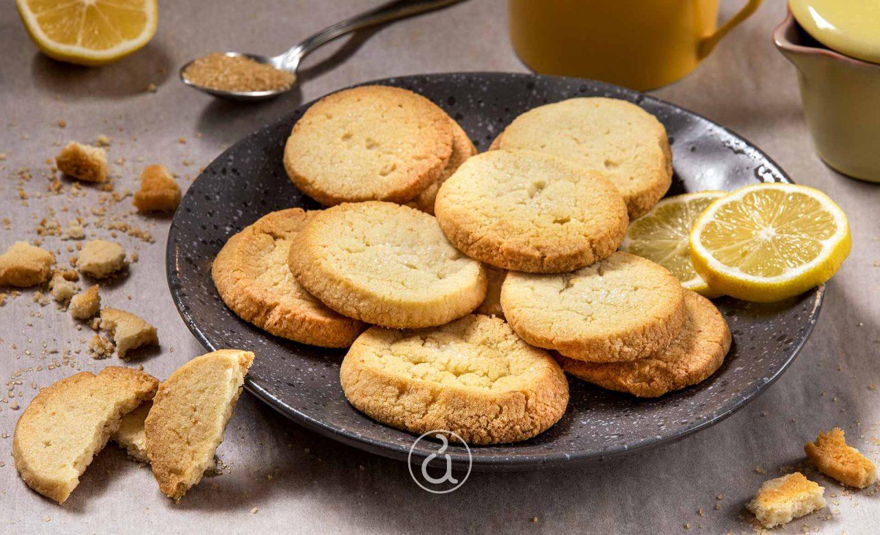 Αργυρώ Μπαρμπαρίγου | Εύκολα μπισκότα με λεμόνι που ταιριάζουν τέλεια με την κρέμα λεμονιού που σας προτείνω. μπισκότα λεμονιού