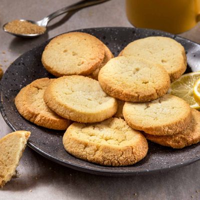 Αργυρώ Μπαρμπαρίγου | Εύκολα μπισκότα με λεμόνι που ταιριάζουν τέλεια με την κρέμα λεμονιού που σας προτείνω. μπισκότα λεμονιού