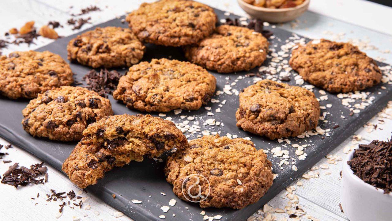 Μπισκότα βρώμης | Αργυρώ Μπαρμπαρίγου | Φτιάξτε γρήγορα μπισκότα τραγανά με απλά υλικά όπως η βρώμη και η σοκολάτα! | μπισκότα βρώμης