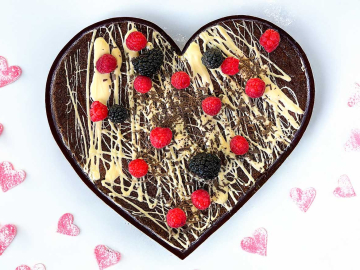 Σοκολατένια καρδιά με κόκκινα φρούτα