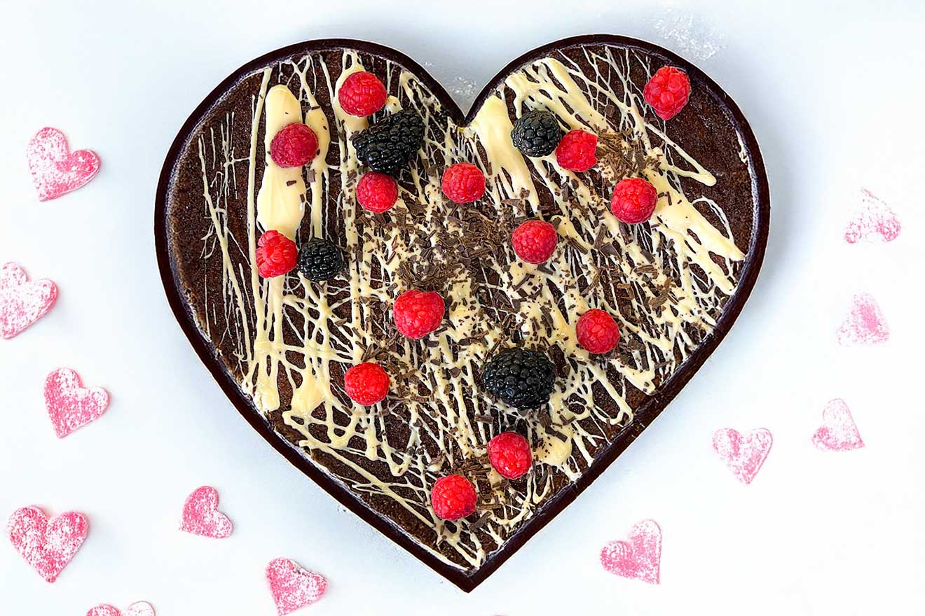 Σοκολατένια καρδιά με κόκκινα φρούτα
