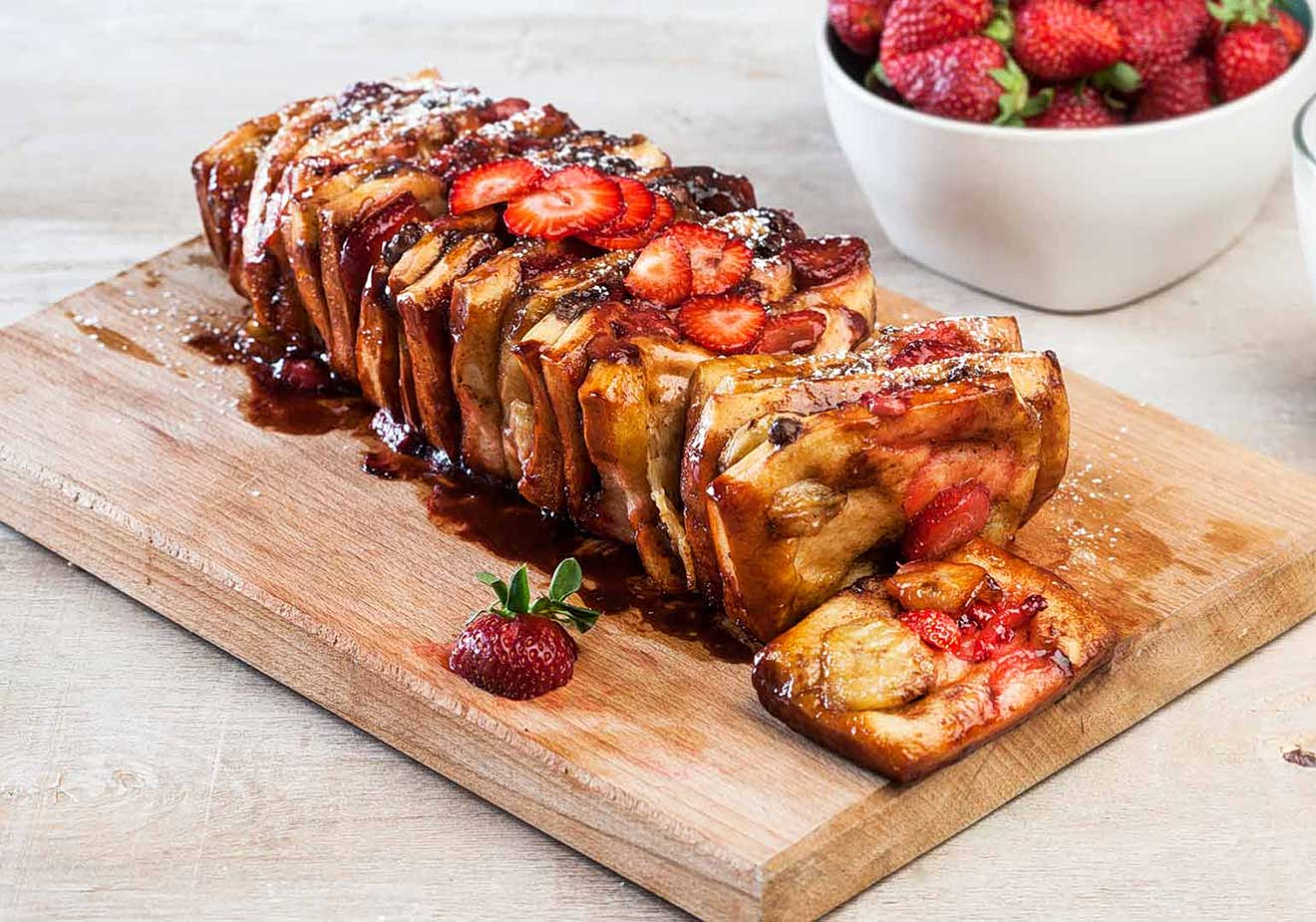 Σοκολατόψωμο με μπανάνες και φράουλες