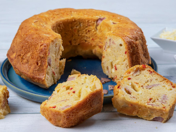 Τυρόπιτα σε φόρμα κέικ