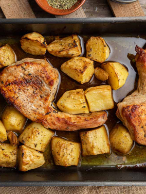 Χοιρινές μπριζόλες στο φούρνο με πατάτες