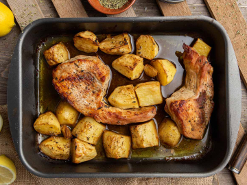 Χοιρινές μπριζόλες στο φούρνο με πατάτες