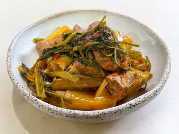 Χοιρινό κρασάτο με πρασοσέλινο