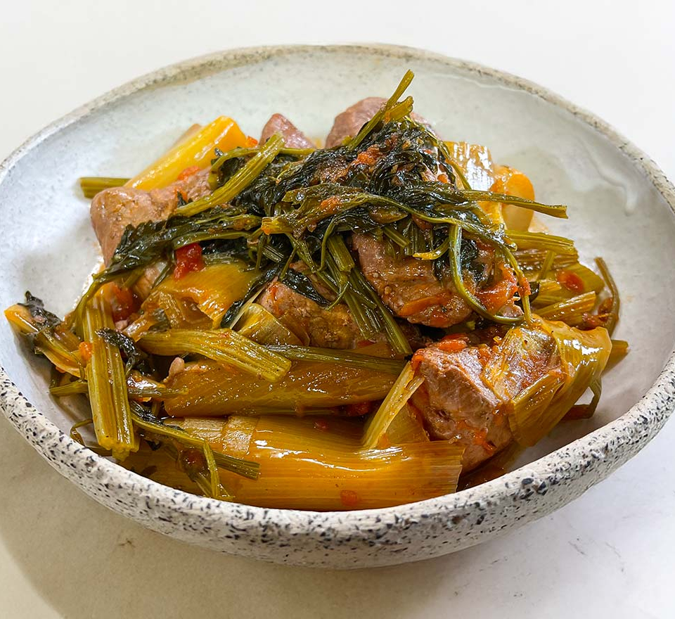 χοιρινο με πρασα - πρασα με χοιρινο στην κατσαρολα