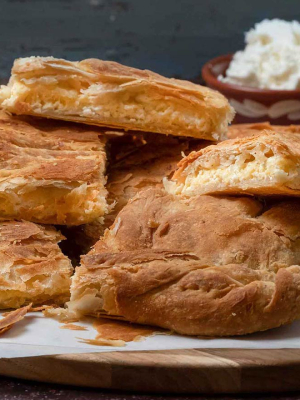 Μαμαδίστικη τυρόπιτα με φέτα και ανθότυρο