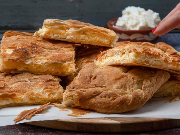 Μαμαδίστικη τυρόπιτα με φέτα και ανθότυρο