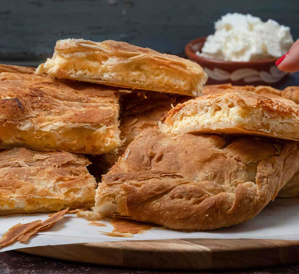 μαμαδιστικη τυροπιτα με φετα και ανθοτυρο