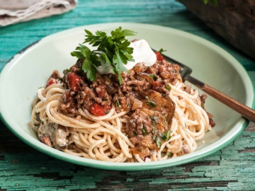 Μακαρόνια με κιμά, μελιτζάνα και γιαούρτι