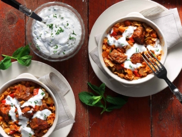 Μοσχαράκι γιαουρτλού στην γάστρα με βότανα και ζυμαρικά