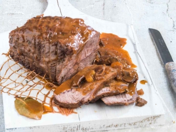 Μοσχάρι μπρεζέ, με μαυροδάφνη και μανιτάρια