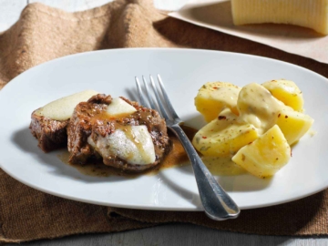 Μοσχάρι πιπεράτο με τυρί