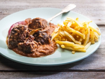 Μοσχάρι στιφάδο με πατάτες τηγανητές