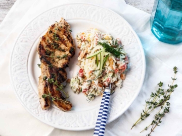 Μπριζολάκια χοιρινά ή μοσχαρίσια με καλοκαιρινή ρυζοσαλάτα