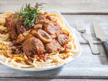 Οσομπούκο κοκκινιστό με χοντρό μακαρόνι