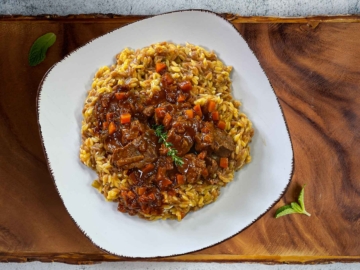 Κρέας κοκκινιστό με κόκκινο κρασί