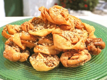 Paros xerotigana (Traditional Greek crispy honey pastries)