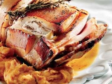 Μπούτι χοιρινό γλασαρισμένο και πουρές γλυκοπατάτας