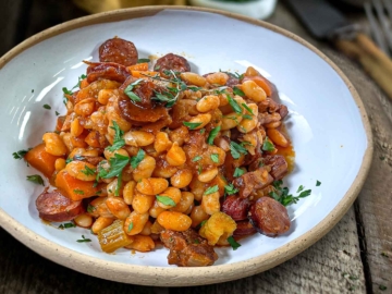 Cassoulet (κασουλέ) – Γαλλική φασολάδα με λουκάνικο