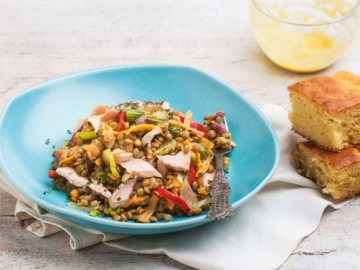 Φακές στο τηγάνι με φρέσκο σολωμό και ντρέσινγκ μουστάρδας