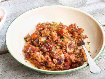 Ρεβύθια και φακές με μελιτζάνες στη γάστρα