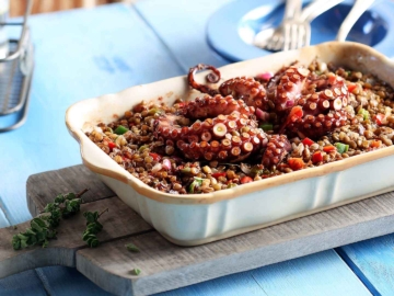 Φακές με χταπόδι & λαχανικά στη γάστρα