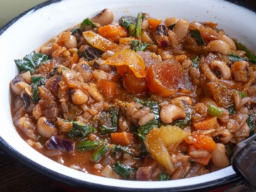 Φασόλια με ρύζι, χόρτα και αυγοτάραχο