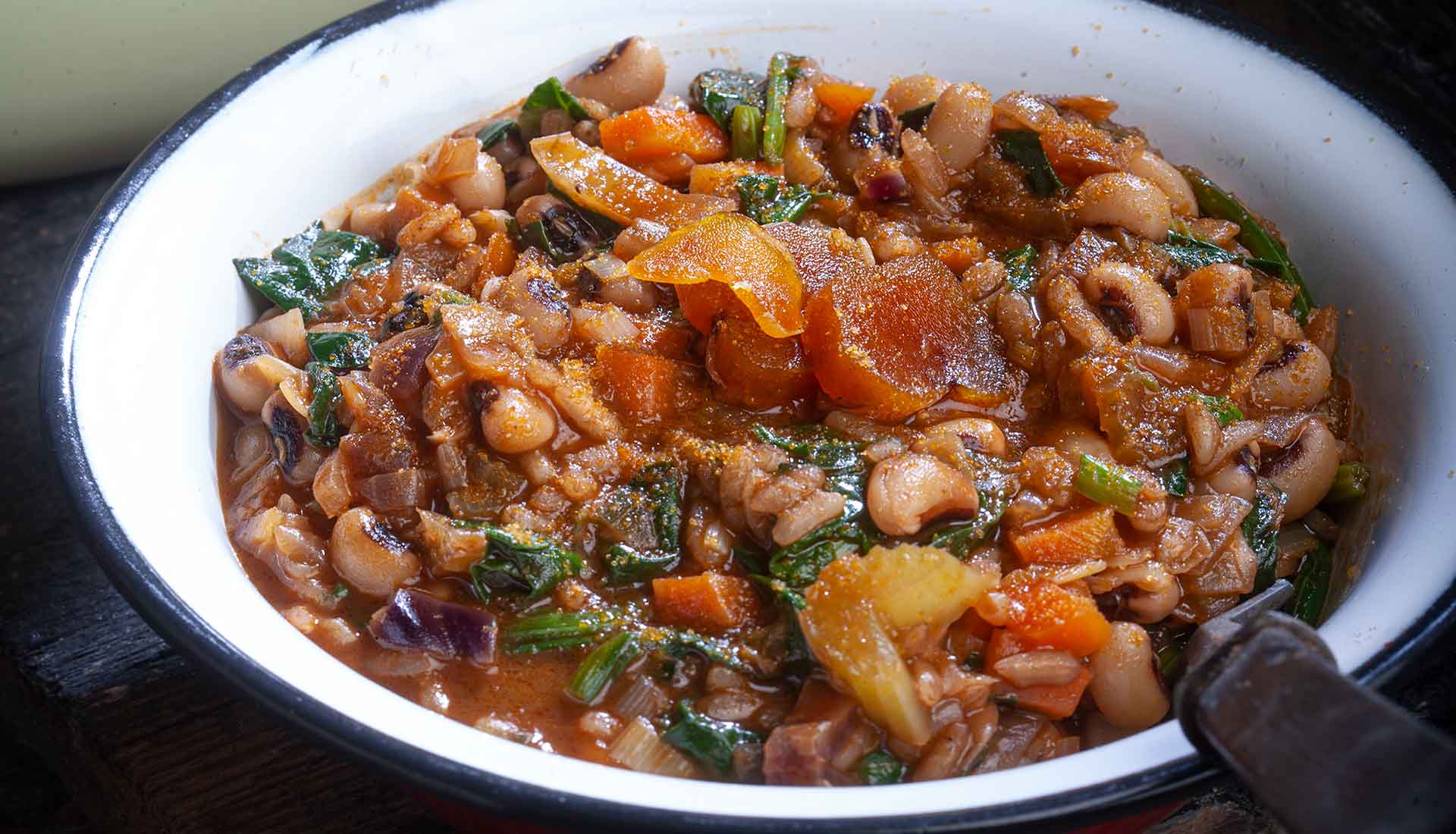 Φασόλια με ρύζι, χόρτα και αυγοτάραχο