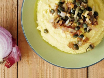 Φάβα με καραμελωμένα κρεμμύδια