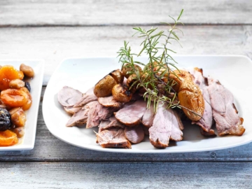 Γουρουνάκι γάλακτος ολόκληρο και γλασαρισμένα φρούτα