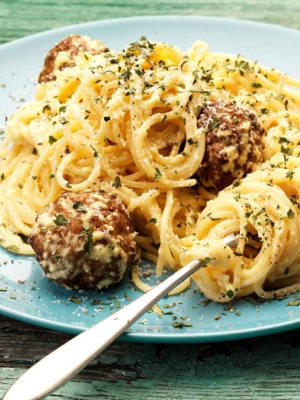 Πικάντικη καρμπονάρα με κεφτεδάκια
