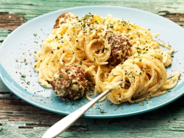 Πικάντικη καρμπονάρα με κεφτεδάκια