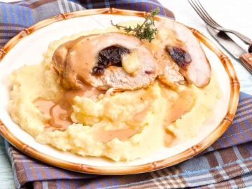 Φιλέτο κοτόπουλο γεμιστό με τυρί και μπέικον