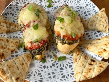 Κοτόπουλο με μοτσαρέλα, πέστο βασιλικού και ντομάτα