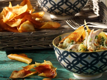 Κοτοσαλάτα με τραγανά τσιπς γλυκιάς πάπρικας