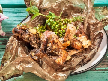 Μπριζολάκια τριπλέτα στη λαδόκολλα