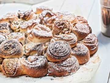 Νηστίσιμο τσουρέκι λουλούδι με τριαντάφυλλα