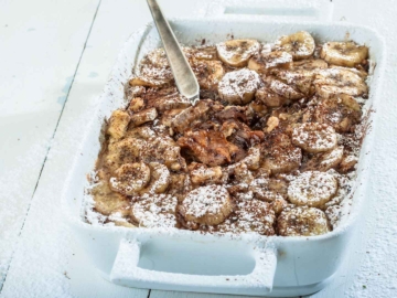 Πασχαλινή σοκομπανάνα με τρεμουλιαστή κρέμα και τσουρέκι